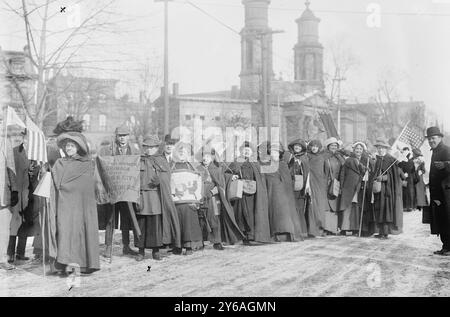 Rosalie Jones, Ida Craft - Suffrage Hikers, foto mostra l'escursione guidata dal "generale" Rosalie Jones da New York a Washington, D.C. per la parata della National American Woman Suffrage Association del 3 marzo 1913., 1913 febbraio, Glass negatives, 1 negativo: Vetro; 5 x 7 pollici. o più piccolo. Foto Stock