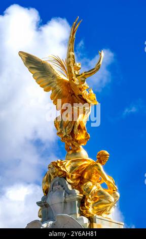 Vittoria Alata Victoria Memorial Buckingham Palace Westminster Londra Inghilterra. Victoria Memorial da Thomas Brock ha creato 1911. Foto Stock