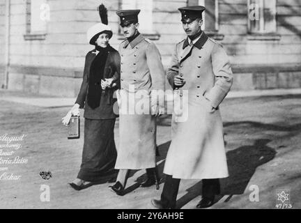 Victoria Luise & Ernst August, Photo Shows (da sinistra a destra), la principessa Vittoria Luisa di Prussia (con una macchina fotografica), suo marito il principe Ernesto Augusto, duca di Brunswick e il principe Oskar di Prussia (fratello di Vittoria Luisa). La principessa Vittoria Luisa e il principe Ernesto Augusto si sposarono nel 1913., 1913?, Glass negatives, 1 negative: Glass; 5 x 7 poll. o più piccolo. Foto Stock
