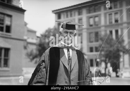 Prof. Gorgas, Columbia, foto mostra il Dr. William Crawford Gorgas (1854-1920), un medico e 22 ° chirurgo generale dell'esercito degli Stati Uniti (1914-18) e destinatario di una laurea onoraria all'inizio della Columbia University 4 giugno 1913., 1913 giugno 4, Glass negatives, 1 negative: Glass; 5 x 7 poll. o più piccolo. Foto Stock