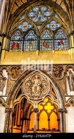 Archi interni in vetro colorato Gesù statua del XIII secolo la Chapter House Westminster Abbey Church Londra Inghilterra. Westminister Abbey è stata la sepoltura Foto Stock