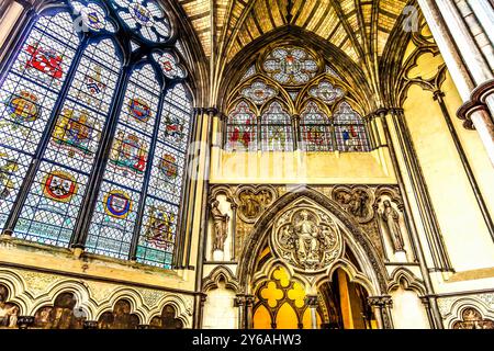 Archi interni in vetro colorato del XIII secolo la Chapter House Westminster Abbey Church Londra Inghilterra. Westminister Abbey è stato il luogo di sepoltura di BRI Foto Stock