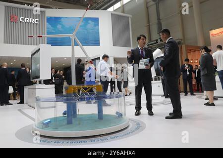 Amburgo, Germania. 24 settembre 2024. La gente visita lo stand di CRRC durante il WindEnergy Hamburg 2024 ad Amburgo, Germania, 24 settembre 2024. WindEnergy Hamburg 2024, il principale evento di networking globale per l'energia eolica, ha preso il via martedì, riunendo oltre 1.600 espositori provenienti da 40 paesi e oltre 200 stand per conferenze, ha dichiarato l'organizzatore. Su una superficie di 75.000 metri quadrati, la fiera riunisce produttori e fornitori globali di tutte le fasi della catena del valore dell'energia eolica onshore e offshore, offrendo una panoramica completa del mercato. Crediti: Du Zheyu/Xinhua/Alamy Live News Foto Stock