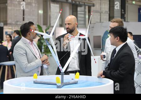 Amburgo, Germania. 24 settembre 2024. Le persone comunicano durante il WindEnergy Hamburg 2024 ad Amburgo, Germania, 24 settembre 2024. WindEnergy Hamburg 2024, il principale evento di networking globale per l'energia eolica, ha preso il via martedì, riunendo oltre 1.600 espositori provenienti da 40 paesi e oltre 200 stand per conferenze, ha dichiarato l'organizzatore. Su una superficie di 75.000 metri quadrati, la fiera riunisce produttori e fornitori globali di tutte le fasi della catena del valore dell'energia eolica onshore e offshore, offrendo una panoramica completa del mercato. Crediti: Du Zheyu/Xinhua/Alamy Live News Foto Stock