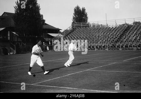 Rice & Doust, foto mostra i tennisti australiani Horace M. Rice e il capitano Stanley N. Doust che praticano per la Coppa Davis 1913, West Side Tennis Club, New York City., 1913 giugno, Glass negative, 1 negativo: Vetro; 5 x 7 poll. o più piccolo. Foto Stock