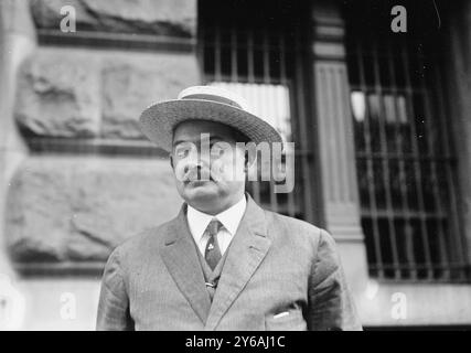 Geo. S. Dougherty, foto mostra George S. Dougherty, un vice commissario di polizia a New York City., tra CA. 1910 e CA. 1915, Glass negatives, 1 negativo: Vetro; 5 x 7 pollici. o più piccolo. Foto Stock