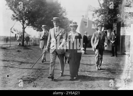 Finley Shepard e moglie, foto mostra Mr. E Mrs. Finley Shepard che partecipano alla partita di polo della Newport Cup al Meadow Brook Field, Long Island, 14 giugno 1913., 1913 14 giugno, negativi del vetro, 1 negativo: vetro; 5 x 7 pollici o più piccolo. Foto Stock