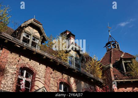 Esterno dell'edificio abbandonato che cade a pezzi Foto Stock