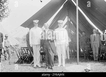 Brigadier generale Liggett, sec. Of War - Garrison, Gen Wood, Photo Shows (da sinistra a destra) Brigadier generale Hunter Liggett (1857- 1935), Segretario alla Guerra Lindley Miller Garrison (1864-1932), e generale Leonard Wood (1860-1927) alla riunione di Gettysburg nel luglio 1913, che commemorava il 50 ° anniversario della battaglia di Gettysburg., 1913 luglio 2., Glass negatives, 1 negative: Glass; 5 x 7 in. o più piccolo. Foto Stock