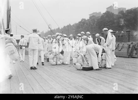 Milizia Navale pronta per imbarcarsi, tra CA. 1910 e CA. 1915, vetri negativi, 1 negativo: Vetro; 5 x 7 pollici o più piccolo. Foto Stock