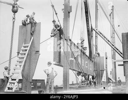 Messa in posizione di trave da 46 tonnellate - Cons. Gas Co's Bldg., Photo Shows Consolidated gas Company Building, 15th and Irving, New York City., 1913 agosto 4, Glass negative, 1 negativo: vetro; 5 x 7 poll. o più piccolo. Foto Stock