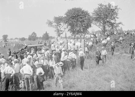 Gen. Sickles's Carriage, Gettysburg, foto mostra il generale David Edgar Sickles e la signora Wilmerding in un'automobile alla riunione di Gettysburg (la grande riunione) del luglio 1913, che commemorava il 50 ° anniversario della battaglia di Gettysburg., 1913 luglio, Gettysburg, Glass negatives, 1 negative: Glass; 5 x 7 poll. o più piccolo. Foto Stock