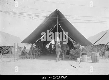 Boy Scouts - Gettysburg, foto mostra boy scout alla riunione di Gettysburg (la grande riunione) del luglio 1913, che commemorava il 50 ° anniversario della battaglia di Gettysburg., 1913 luglio, Gettysburg, Glass negatives, 1 negativo: Vetro; 5 x 7 poll. o più piccolo. Foto Stock