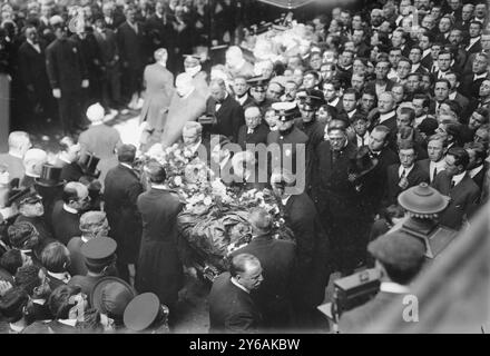 Tim Sullivan's Coffin brought out, Photo shows funeral for New York Tammany Hall Political Timothy (Big Tim) Daniel Sullivan (1862-1913) che si è svolto presso la Old Cathedral di St. Patrick, The Bowery, New York City, 15 settembre 1913., 1913 sett. 15, negativi in vetro, 1 negativo: vetro, 5 x 7 poll. o più piccolo. Foto Stock