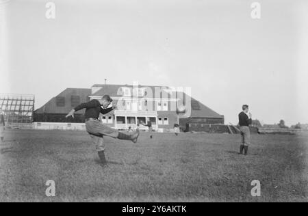 Capitano Baker, Princeton, foto mostra Hobart Amory Hare Baker (1892-1918), noto anche come Hobey Baker, un atleta amatoriale americano dei primi del XX secolo che ha frequentato la Princeton University., 1913 11 settembre, Glass negatives, 1 negativo: Vetro; 5 x 7 pollici. o più piccolo. Foto Stock