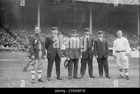 Umpires, World Series, '13, la fotografia mostra manager e arbitri prima di partita uno delle World Series 1913 il 7 ottobre al Polo Grounds di New York City. Da sinistra a destra: Danny Murphy, capitano della squadra di Philadelphia Athletics; Cy Rigler, arbitro sul campo sinistro; Bill Klem, home plate; John Joseph (Rip) Egan, infield; Tom Connolly, right Field; e John McGraw, manager of the New York Giants., pagina 212., 1913 October 7, Glass negatives, 1 negative: Glass; 5 x 7 poll. o più piccolo. Foto Stock