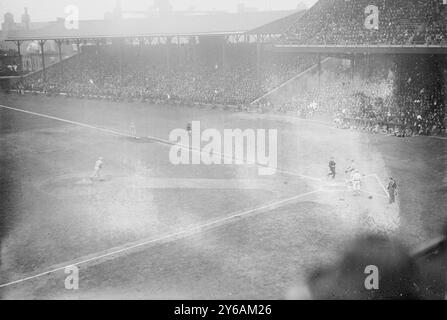 Christy Mathewson (New York Giants) lanciò come Larry McLean (New York Giants) prese in gara 2 delle World Series 1913 a Shibe Park Philadelphia (baseball), 1913 ottobre 8, Glass negative, 1 negative: Glass; 5 x 7 pollici. o più piccolo. Foto Stock