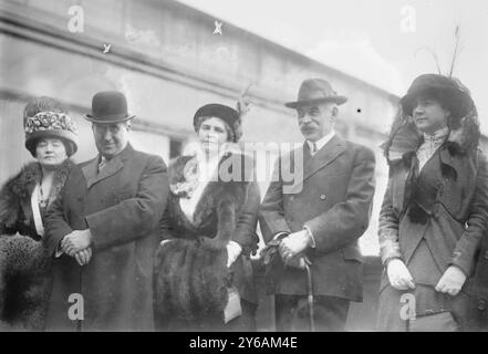 Secy of War Garrison & Wife, foto mostra l'avvocato Lindley Miller Garrison (1864-1932) (seconda da sinistra) che ha servito come Segretario alla Guerra sotto il presidente Woodrow Wilson tra il 1913 e il 1916, con sua moglie (alla sua destra) e altri., tra CA. 1910 e CA. 1915, Glass negatives, 1 negative: Glass; 5 x 7 pollici. o più piccolo. Foto Stock