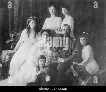 Famiglia reale russa, foto mostra i membri dei Romanov, l'ultima famiglia reale della Russia, tra cui: Seduto (da sinistra a destra) Maria, la regina Alessandra, lo zar Nicola II, Anastasia, Alexei (davanti), e in piedi (da sinistra a destra), Olga e Tatiana., 1914, negativi di vetro, 1 negativo: vetro; 5 x 7 poll. o più piccolo. Foto Stock