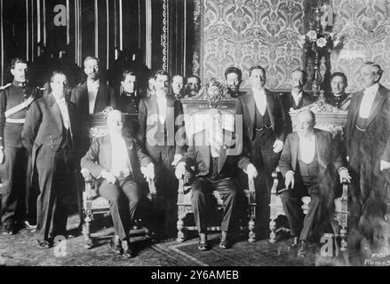 Huerta & Cabinet, foto mostra l'ufficiale militare messicano Jose Victoriano Huerta Marquez (1850-1916) che fu presidente del Messico dal 1913 al 1914, con il suo primo gabinetto. Posti a sedere (l-r): Francisco de la barra, generale Huerta, Garcia Gernados. In piedi, a partire dalla seconda persona da sinistra: Rudolio Reyes, Esquirol Obregon, Manuel Mondragon, vera Estanel e Robles Gil. tra CA. 1910 e CA. 1915, negativo vetro, 1 negativo: vetro; 5 x 7 poll. o più piccolo. Foto Stock