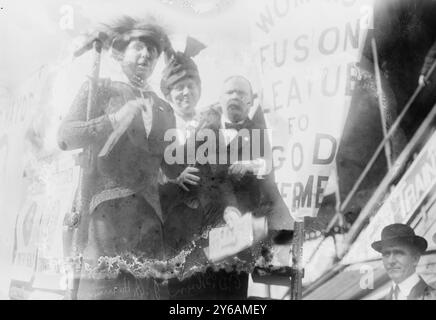 Mrs. J.B. Harriman, foto mostra suffragisti Mrs. Charles Dana Gibson (Irene Langhorn) (d. 1956) (indietro) e Mrs. J. Borden Harriman (Florence Jaffray 'Daisy' Harriman) (1870-1967) (fronte), leader della Women's Fusion League probabilmente facendo una campagna insieme per il sindaco di New York Mitchel nell'ottobre 1913., 1913 ottobre, Glass negatives, 1 negative: Glass; 5 x 7 in. o più piccolo. Foto Stock