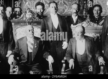 Huerta & Gamboa, foto mostra l'ufficiale militare messicano Jose Victoriano Huerta Marquez (1850-1916) che è stato presidente del Messico dal 1913-1914, con il suo gabinetto., tra CA. 1910 e CA. 1915, Glass negatives, 1 negativo: Vetro; 5 x 7 pollici. o più piccolo. Foto Stock