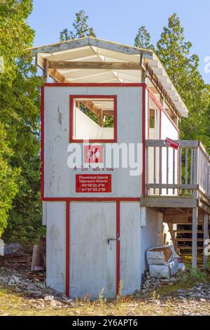 Flowerpot Island, parte del Fathom Five Marine Park, dispone di numerosi sentieri escursionistici che si snodano lungo il Lighthouse Trail, dove si trova questo bagno unico. Foto Stock