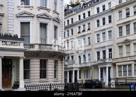 Eleganti vecchi appartamenti o case a schiera nel centro di Londra Foto Stock