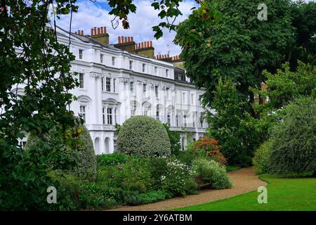 Eleganti vecchi appartamenti o case a schiera nel centro di Londra, affacciati su un giardino recintato Foto Stock