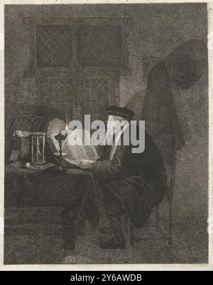 Filosofo nel suo studio, dalla luce proveniente da una lampada ad olio, un uomo in una stanza altrimenti buia studia un libro che si trova davanti a lui sul tavolo. Dietro il libro c'è una lente d'ingrandimento e una scatola aperta piena di carta e una clessidra sono sul tavolo., stampa, stampatore: Johannes Pieter de Frey, dopo aver dipinto: Quiringh Gerritsz. Van Brekelenkam, 1796, carta, incisione, altezza, 220 mm x larghezza, 167 mm Foto Stock