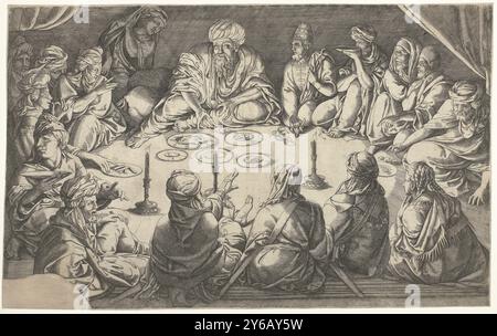 Personaggi in abbigliamento nordafricano seduti intorno a un tavolo, pasto orientale, uomini e donne vestiti in stile orientale seduti sul pavimento. Davanti a loro ci sono diversi piatti con cibo e tre candelabri con candele accese., stampa, stampatore: Jan Cornelisz Vermeyen, 1513 - 1559, carta, incisione, altezza, 338 mm x larghezza, 545 mm Foto Stock