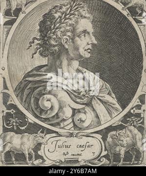 Giulio Cesare è uno dei nove eroi, i nove eroi (titolo della serie), l'eroe dell'antichità classica Giulio Cesare. Busto racchiuso in un medaglione con un cartiglio con il suo nome sotto. Negli angoli inferiori due tori e negli angoli superiori due cani. Stampa da una serie di nove con eroi., stampa, stampatore: Crispijn van de Passe (i), su disegno personale di: Crispijn van de Passe (i), (menzionato sull'oggetto), sconosciuto, 1574 - 1637, carta, incisione, altezza, 97 mm x larghezza, 75 mm Foto Stock