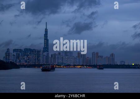 Baia e città di Saigon in una serata tempestosa Foto Stock