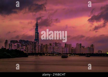 Baia e città di Saigon su un cielo rosso di sera tempestoso Foto Stock