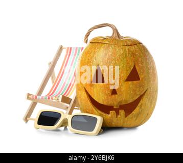 Zucca di Halloween con occhiali da sole e sdraio isolata su sfondo bianco Foto Stock