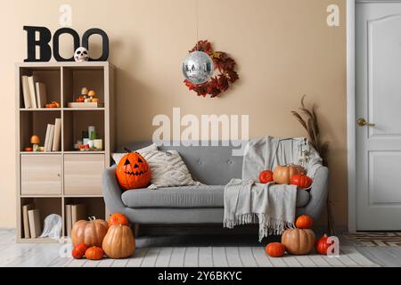Elegante soggiorno con ballo da discoteca e morbido divano decorato per la festa di Halloween Foto Stock