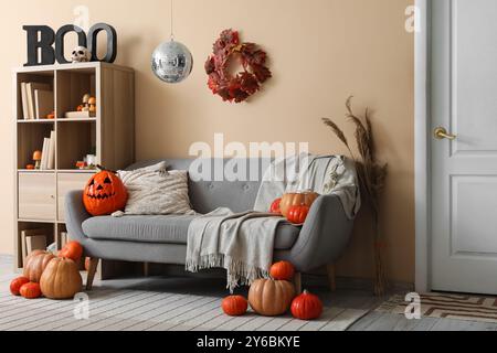 Elegante soggiorno con ballo da discoteca e morbido divano decorato per la festa di Halloween Foto Stock
