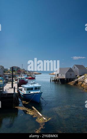 Peggy's Cove, nuova Scozia, Canada. Pescherecci commerciali al molo di Peggy's Cove sulla D'Aubins Cove nell'Atlantico settentrionale. Foto Stock