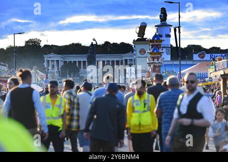 189.Oktoberfest Oktoberfest 2024 AM 24.09.2024. Statua Bavaria mit der Ruhmeshalle. Festgaeste, Festgelaende voller Menschen, Besucher, Andrang, vol. *** 189 Oktoberfest Oktoberfest 2024 su 24 09 2024 statua della Baviera con la Hall of Fame Festgaeste, parco del festival pieno di persone, visitatori, folle, pieno Foto Stock