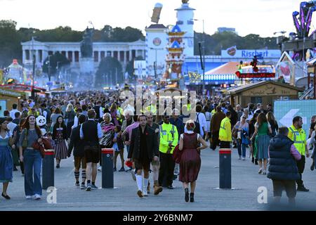 189.Oktoberfest Oktoberfest 2024 AM 24.09.2024. Statua Bavaria mit der Ruhmeshalle. Festgaeste, Festgelaende voller Menschen, Besucher, Andrang, vol. *** 189 Oktoberfest Oktoberfest 2024 su 24 09 2024 statua della Baviera con la Hall of Fame Festgaeste, parco del festival pieno di persone, visitatori, folle, pieno Foto Stock