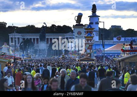 189.Oktoberfest Oktoberfest 2024 AM 24.09.2024. Statua Bavaria mit der Ruhmeshalle. Festgaeste, Festgelaende voller Menschen, Besucher, Andrang, vol. *** 189 Oktoberfest Oktoberfest 2024 su 24 09 2024 statua della Baviera con la Hall of Fame Festgaeste, parco del festival pieno di persone, visitatori, folle, pieno Foto Stock