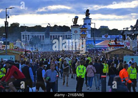 189.Oktoberfest Oktoberfest 2024 AM 24.09.2024. Statua Bavaria mit der Ruhmeshalle. Festgaeste, Festgelaende voller Menschen, Besucher, Andrang, vol. *** 189 Oktoberfest Oktoberfest 2024 su 24 09 2024 statua della Baviera con la Hall of Fame Festgaeste, parco del festival pieno di persone, visitatori, folle, pieno Foto Stock