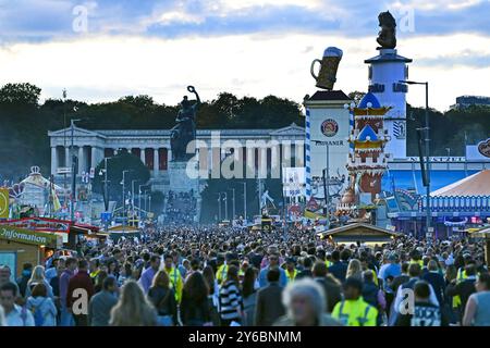 189.Oktoberfest Oktoberfest 2024 AM 24.09.2024. Statua Bavaria mit der Ruhmeshalle. Festgaeste, Festgelaende voller Menschen, Besucher, Andrang, vol. *** 189 Oktoberfest Oktoberfest 2024 su 24 09 2024 statua della Baviera con la Hall of Fame Festgaeste, parco del festival pieno di persone, visitatori, folle, pieno Foto Stock