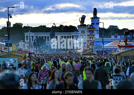 189.Oktoberfest Oktoberfest 2024 AM 24.09.2024. Statua Bavaria mit der Ruhmeshalle. Festgaeste, Festgelaende voller Menschen, Besucher, Andrang, vol. *** 189 Oktoberfest Oktoberfest 2024 su 24 09 2024 statua della Baviera con la Hall of Fame Festgaeste, parco del festival pieno di persone, visitatori, folle, pieno Foto Stock