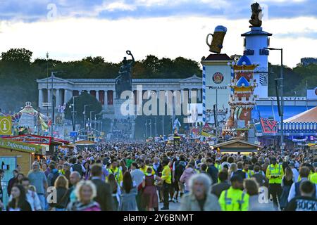 189.Oktoberfest Oktoberfest 2024 AM 24.09.2024. Statua Bavaria mit der Ruhmeshalle. Festgaeste, Festgelaende voller Menschen, Besucher, Andrang, vol. *** 189 Oktoberfest Oktoberfest 2024 su 24 09 2024 statua della Baviera con la Hall of Fame Festgaeste, parco del festival pieno di persone, visitatori, folle, pieno Foto Stock