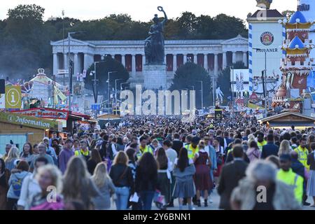 189.Oktoberfest Oktoberfest 2024 AM 24.09.2024. Statua Bavaria mit der Ruhmeshalle. Festgaeste, Festgelaende voller Menschen, Besucher, Andrang, vol. *** 189 Oktoberfest Oktoberfest 2024 su 24 09 2024 statua della Baviera con la Hall of Fame Festgaeste, parco del festival pieno di persone, visitatori, folle, pieno Foto Stock