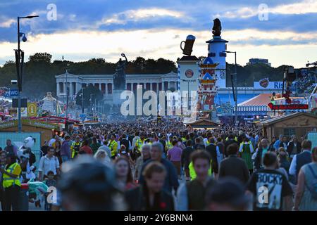 189.Oktoberfest Oktoberfest 2024 AM 24.09.2024. Statua Bavaria mit der Ruhmeshalle. Festgaeste, Festgelaende voller Menschen, Besucher, Andrang, vol. *** 189 Oktoberfest Oktoberfest 2024 su 24 09 2024 statua della Baviera con la Hall of Fame Festgaeste, parco del festival pieno di persone, visitatori, folle, pieno Foto Stock