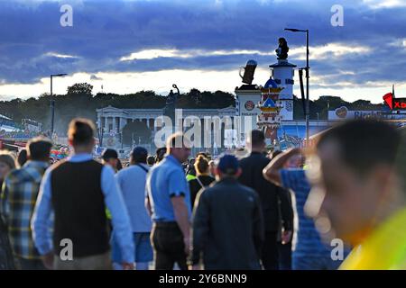 189.Oktoberfest Oktoberfest 2024 AM 24.09.2024. Statua Bavaria mit der Ruhmeshalle. Festgaeste, Festgelaende voller Menschen, Besucher, Andrang, vol. *** 189 Oktoberfest Oktoberfest 2024 su 24 09 2024 statua della Baviera con la Hall of Fame Festgaeste, parco del festival pieno di persone, visitatori, folle, pieno Foto Stock