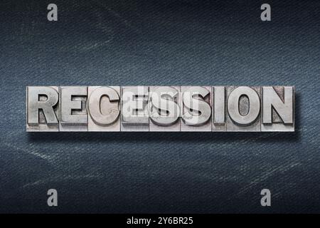 parola "recessione" realizzata con letterpress metallizzato su sfondo jeans scuro Foto Stock