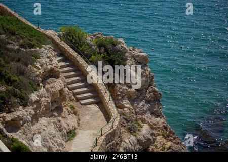 Costa di Salou, circondata dal Cami de Ronda, una passeggiata al confine con il mare, in questa famosa destinazione estiva della Costa Dorada, in Spagna Foto Stock